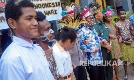 Bupati Pekalongan Asip Kholbihi (empat kanan) 