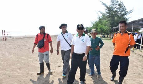 Bupati Pekalongan Asip Kholbihi saat mengunjungi pantai ini, Sabtu (24/3).