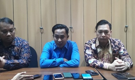 Bupati Penajam Paser Utara, Abdul Gafur Mas'ud (tengah).