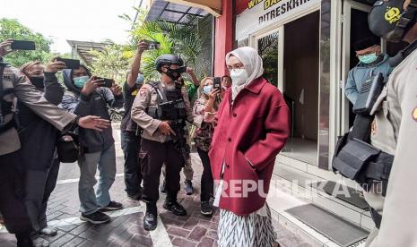 Bupati Probolinggo Puput Tantriana Sari (kedua kanan) keluar dari ruang Ditreskrimsus Polda Jatim, Surabaya, Jawa Timur, Senin (30/8/2021). Penyidik Komisi Pemberantasan Korupsi (KPK) melakukan Operasi Tangkap Tangan terhadap Bupati Probolinggo dengan suaminya serta delapan orang kepala daerah.