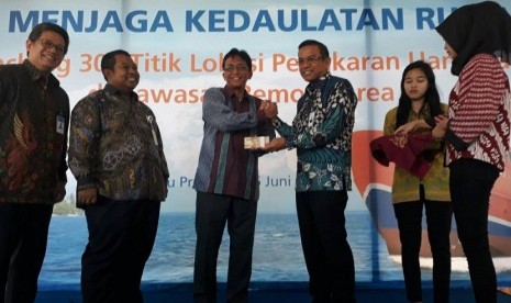 Bupati Pulau Seribu Budi Utomo bersama SEVP Jaringan dan Layanan BRI Agus Noorsanto melakukan penukaran uang secara simbolis dalam kegiatan Launching 303 Titik Penukaran Uang di Kawasan Remote Area di Pulau Pramuka, Kepulauan Seribu, Jumat (16/6).