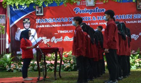 Bupati Purbalingga dalam puncak peringatan Hari keluarga Nasional (Harganas) sekaligus Hari Anak Nasional (HAN) Tahun 2022, Jumat (8/7) di kompleks objek wisata Goa Lawa Purbalingga.