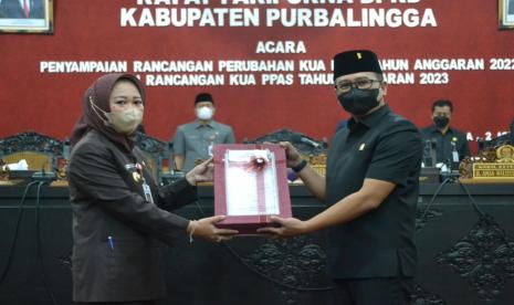 Bupati Purbalingga dan Ketua DPRD Purbalingga dalam penyampaian Rancangan Perubahan Kebijakan Umum Anggaran dan Prioritas Plafon Anggaran Sementara (KUA-PPAS) Tahun 2022 sekaligus Rancangan KUA-PPAS Tahun 2023 di Gedung DPRD Purbalingga.