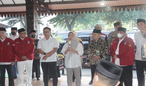 Bupati Purbalingga Dyah Hayuning Pratiwi bersama suami Rizal Diansyah, ketua DPRD Kabupaten Purbalingga HR Bambang Irawan, Sekretaris Daerah Herni Sulasti mengantarkan langsung jamaah calon haji ke embarkasi haji Donohudan Solo.