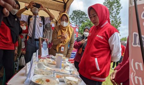 Bupati Purbalingga Dyah Hayuning Pratiwi dalam acara Roadshow Pemulihan Ekonomi di lapangan Desa Cendana, Kecamatan Kutasari, Kabupaten Purbalingga, Senin (7/11/22).