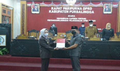 Bupati Purbalingga Dyah Hayuning Pratiwi dalam Rapat Paripurna DPRD acara Penyampaian Raperda Tentang Pertanggungjawaban APBD Tahun 2021 di Ruang Rapat DPRD, Rabu (15/6/22). 