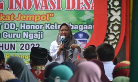 Bupati Purbalingga Dyah Hayuning Pratiwi mengapresiasi langkah inovatif Pelekat Jempol Pemdes Bojongsari dalam pelayanan masyarakat.