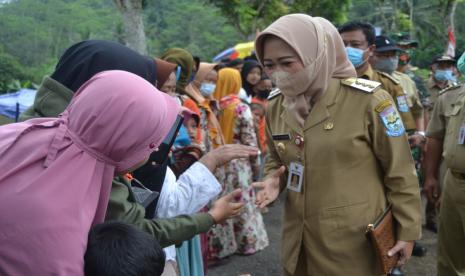 Bupati Purbalingga Dyah Hayuning Pratiwi saat mengunjungi Desa Karangbawang sekaligus menyerahkan bantuan.