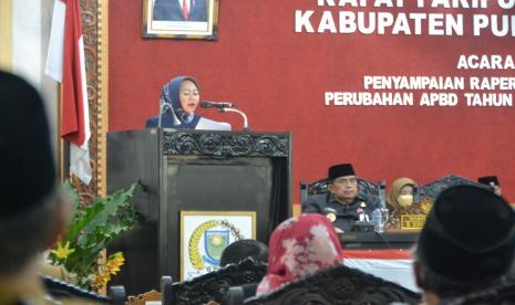 Bupati Purbalingga Dyah Hayuning Pratiwi saat menyerahkan Rancangan Peraturan Daerah (Raperda) Perubahan APBD Tahun Anggaran 2022 kepada DPRD, Senin (22/8/22) di Ruang Rapat DPRD. 