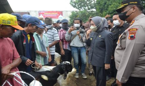 Bupati Purbalingga, Kapolres Purbalingga, dan pihak terkait melakukan monitoring dan sosialisasi penyakit mulut dan kuku di Pasar Hewan Purbalingga, Kamis (19/5/22). 