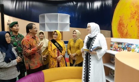 Bupati Purwakarta Anne Ratna Mustika didampingi Ketua Pustakawan Nasional, Teuku Syamsul Bahri, saat meninjau koleksi buku di perpustakaan digital milik Dinas Arsip dan Perpustakaan Purwakarta, di kompleks Diorama Nusantara, Jl KK Singawinata, Selasa (12/2). 