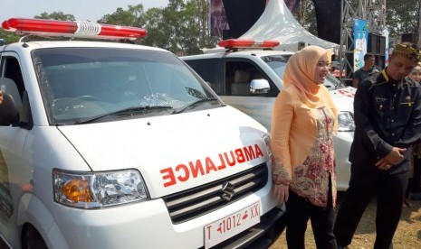 Bupati Purwakarta Anne Ratna Mustika didampingi Wabup Aming saat merilis 183 ambulans desa, di Kampung Paranggombong, Desa Kutamanah, Kecamatan Sukasari, Rabu (26/6). 