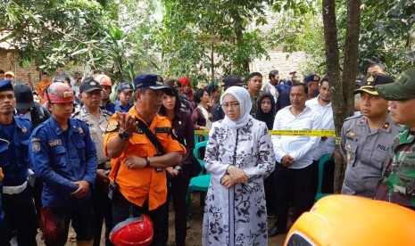 Bupati Purwakarta Anne Ratna Mustika, meninjau langsung lokasi tanah longsor di Kampung Krajan, Desa Salam Jaya, Kecamatan Pondoksalam, Rabu (28/11). Akibat kejadian itu, empat warga meninggal dunia akibat tertimbun reruntuhan rumahnya. 