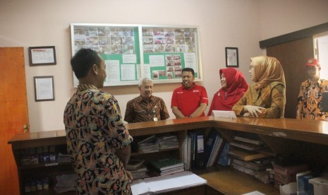 Bupati Purwakarta Anne Ratna Mustika, saat meninjau pembangunan gedung unit transfusi darah (UTD), Jumat (19/10).