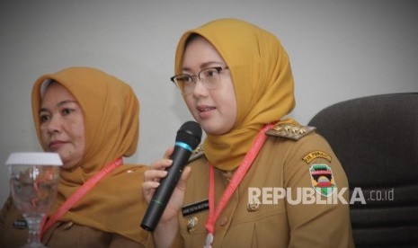 Bupati Purwakarta Anne Ratna Mustika, saat menyambut kedatangan tim surveyor dari Komisi Akreditasi Rumah Sakit (KARS) yang akan menyurvei RSUD Bayu Asih menuju rumah sakit berakreditasi standar nasional, Senin (3/12). 