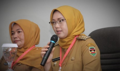 Bupati Purwakarta Anne Ratna Mustika, saat menyambut kedatangan tim surveyor dari Komisi Akreditasi Rumah Sakit (KARS) yang akan menyurvei RSUD Bayu Asih menuju rumah sakit berakreditasi standar nasional, Senin (3/12). 