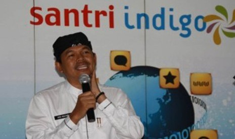 Bupati Purwakarta, Dedi Mulyadi, berbicara di depan para santri peserta Pelatihan Santri Indigo Telkom-Republika di Ponpes Al Muhajirin, Purwakarta, Rabu (26/10).