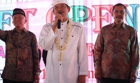 Bupati Purwakarta Dedi Mulyadi bersama Dirut PT Jakatijaya Megah Muhammad Suharli (kanan), pengusaha Bambang Trihatmodjo (kedua kanan) memukul gendang sebagai tandan soft opening Pasar Induk Modern Cikopo di Purwakarta, Jawa Barat, Selasa (15/12).