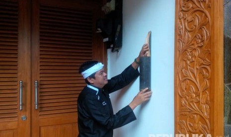 Bupati Purwakarta Dedi Mulyadi, meluncurkan program bantuan beras perelek untuk warga miskin. 