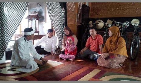 Bupati Purwakarta Dedi Mulyadi, menerima kunjungan pasien kanker hati Shazia Aziza (10 tahun), Senin pagi (30/5). 