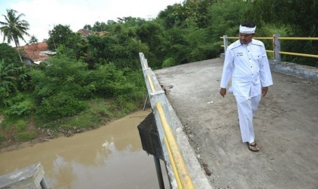 Bupati Purwakarta Dedi Mulyadi, mengecek pembangunan jembatan penghubung wilayah perbatasan, di Desa Cijunti, Kecamatan Campaka, Jumat (10/6). Jembatan itu, nantinya akan menghubungkan masyarakat Purwakarta dengan Kabupaten Subang.