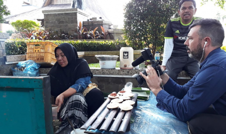 Bupati Purwakarta, Dedi Mulyadi, mengenalkan makanan tradisional khas sunda Jawa Barat (Jabar) surabi kepada wartawan ABC News (Australia). 