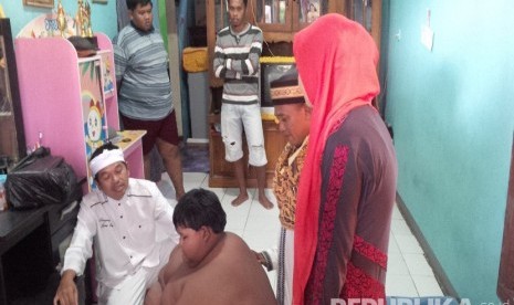 Bupati Purwakarta Dedi Mulyadi, mengunjungi Ariya Permana (10 tahun) bocah dengan bobot 188 Kg asal Kampung Pasir Pining, Desa Cipurwasari, Kecamatan Tegalwaru, Karawang, Kamis (30/6).