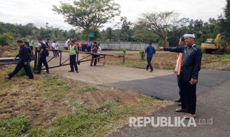 Bupati Purwakarta Dedi Mulyadi, meninjau langsung gerbang darurat Tol Cipularang di KM 99+400, Desa Sawit, Kecamatan Darangdan, Senin (9/1).