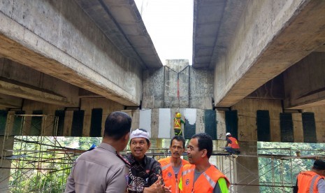 Bupati Purwakarta Dedi Mulyadi, meninjau langsung Jembatan Cisomang Tol Cipularang KM 100+800, Kampung Cisomang, Desa Depok, Kecamatan Darangdan, yang mengalami pergeseran,  Jumat (23/12).