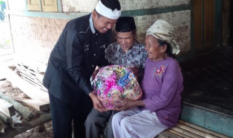 Bupati Purwakarta Dedi Mulyadi, menyerahkan bingkisan kasih sayang kepada Pasutri inspiratif Kasih (75 tahun) dan Ma'i (65 tahun), warga Kampung Munjul RT 17/09, Kelurahan Munjul Jaya, Kecamatan Purwakarta (Ilustrasi)