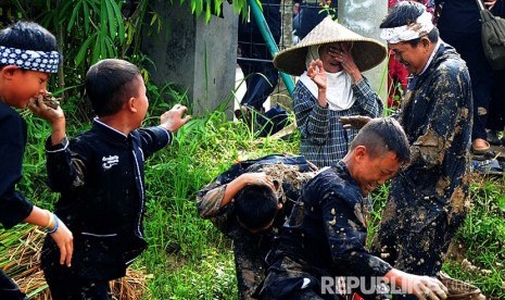 Bupati Purwakarta Dedi Mulyadi, terlibat tawuran lumpur dengan para pelajar di Desa Warung Jeruk, Kecamatan Tegalwaru, Rabu (23/3).