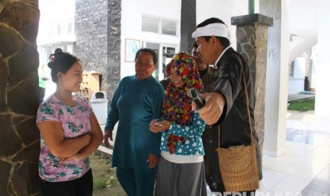 Bupati Purwakarta Dedi Mulyadi  usir penunggu pasien dan pembesuk di RSUD Bayu Asih. Sebab, dalam aturannya penunggu pasien hanya cukup seorang dan jam besuk juga ada aturannya, Senin (28/3).