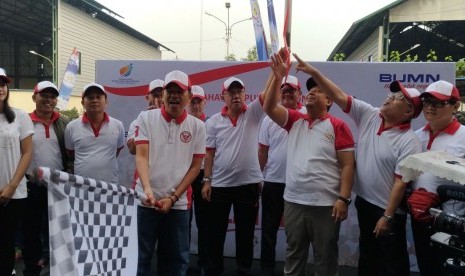 Bupati Purwakarta H Dedi Mulyadi melepas peserta gerak jalan sehat yang diselenggarakan empat BUMN di PJT II Jatiluhur, Kabupaten Purwakarta, Ahad (13/8)