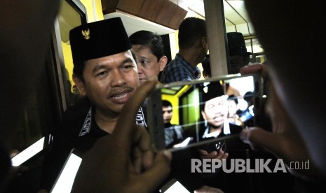 Bupati Purwakarta yang juga menjabat sebagai Ketua DPD Golkar Jawa Barat Dedi Mulyadi diwawancara wartawan di Gedung DPD Golkar, Jl Maskumambang, Kota Bandung, Senin (6/11).