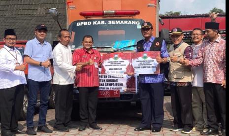 Bupati Semarang, H Ngesti Nugraha (baju merah) bersama pimpinan DPRD dan Pejabat di lingkungan Pemkab Semarang melepas bantuan kemanusiaan Pemkab Semarang untuk korban bencana gempa Cianjur, di halaman Pendopo Rumah Dinas Bupati Semarang, di ungaran, Kabupaten Semarang, Selasa (13/12).