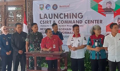  Bupati Semarang, H Ngesti Nugraha (batik merah), menandai launching Computer Security Incident Response Team (CSIRT) dan Command Center Kabupaten Semarang, yang digelar di Pendopo Rumah Dinas Bupati Semarang, di Ungaran, Kabupaten Semarang, Selasa (16/5).