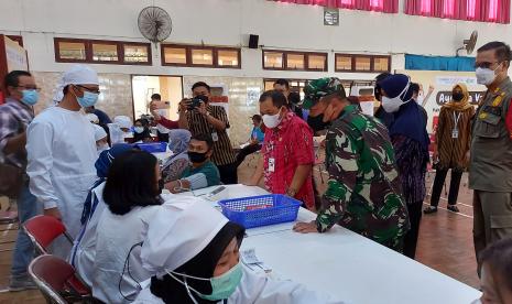  Bupati Semarang, H Ngesti Nugraha (batik merah), saat meninjau sentra vaksinasi Covid-19 kolaborasi antara Pemkab Semarang dengan Djarum Foundation di Gedung Serbaguna Yayasan Gotong Royong, Ambarawa, Kabupaten Semarang, Selasa (28/9). 