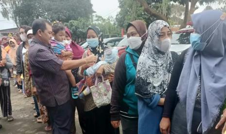   Bupati Semarang, H Ngesti Nugraha, berdialog dengan warga yang sedang menunggu giliran untuk membeli beras medium dengan harga lebih murah, dalam operasi pasar beras yang digelar TPID dan Pemkab Semarang, di halaman kantor Kecamatan Ungaran Barat, Kabupaten Semarang, Jumat (24/2).