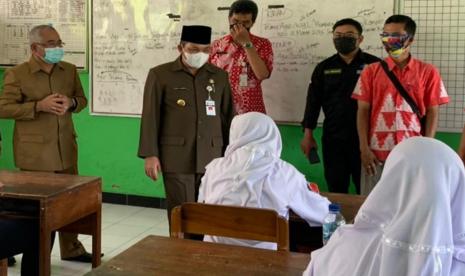 Bupati Semarang, H Ngesti Nugraha dan Kepala Disdikbudpora kabupaten Semarang, Sukaton Purtomo saat meninjau pelaksanaan PTM terbatas di SMPN 2 Ungaran, kabupaten Semarang, Rabu (8/9).