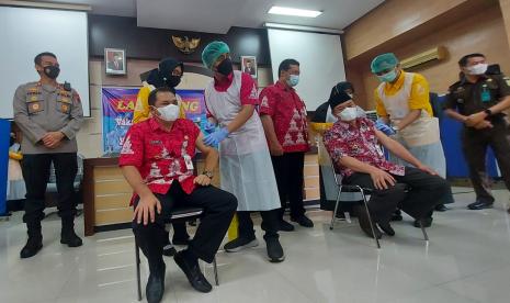 Bupati Semarang, H Ngesti Nugraha (kiri) dan Wakil Bupati Semarang, H Basari mengawali pemberian vaksinasi dosis ketiga (penguat) usai peluncuran vaksinasi penguat di Kabupaten Semarang yang dilaksanakan di gedung Dharma Satya kompleks Kantor Bupati Semarang, di Ungaran, Kabupaten Semarang, Rabu (19/1).