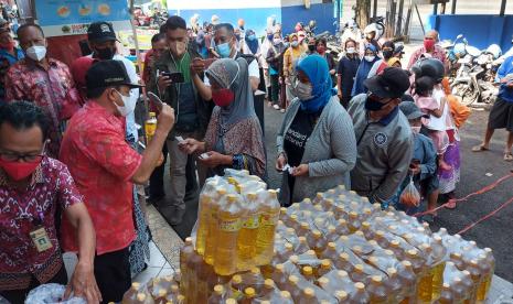 Bupati Semarang, H Ngesti Nugraha melayani penukaran kupon pada pelaksanaan operasi pasar minyak goreng di pasar Babadan, Kabupaten Semarang, Selasa (8/3). Operasi pasar kali ini menjual 480 liter minyak goreng dalam kemasan kepada warga pasar dan masyarakat di sekitar pasar tersebut.