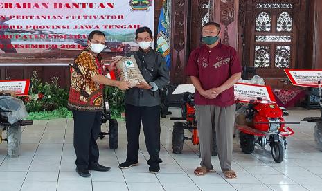 Bupati Semarang, H Ngesti Nugraha meneruskan bantuan 62 alsintan dari Ketua DPRD Provinsi Jawa Tengah dan bibit padi varietas unggul kepada perwakilan gabungan kelompok tani (gapoktan) secara simbolis, di pendopo rumah dinas Bupati Semarang, di Ungaran, Kabupaten Semarang, Kamis (30/12).