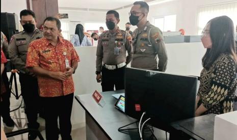 Bupati Semarang, H Ngesti Nugraha, meninjau salah satu layanan yang terintegrasi dalam Mal Pelayanan Publik (MPP) Kabupaten Semarang, di eks kompleks Pasar Industri Kecil dan Kerajinan (PIKK) Lopait, di Desa Lopait, Kecamatan Tuntang, Kabupaten Semarang, Jumat (16/12).