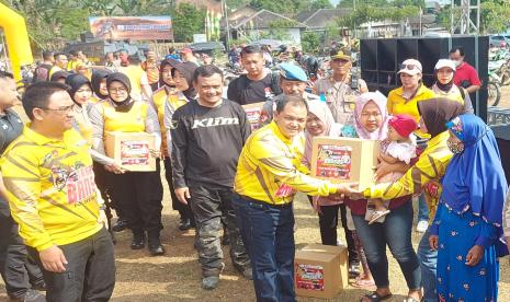  Bupati Semarang, H Ngesti Nugraha, menyerahkan bantuan kepada penderita stunting pada kegiatan Trabas Bansos yang digelar Polres Semarang dalam rangka Hari Bhayangkara ke-77 di Alun Alun Kecamatan Ungaran Timur, Kabupaten Semarang, Ahad (6/8). 