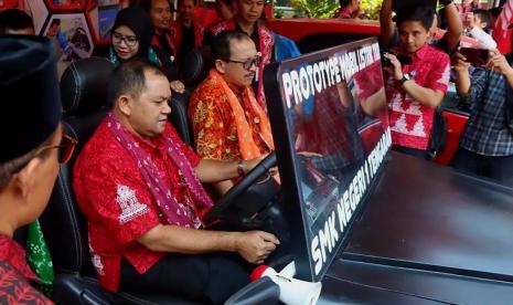 Bupati Semarang H Ngesti Nugraha saat mencoba prototipe kendaraan listrik karya siswa SMK 1 Tengaran.