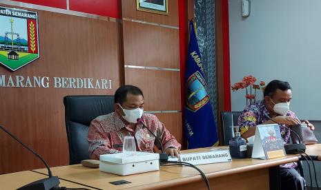 Bupati Semarang, H Ngesti Nugraha saat menggelar konferensi pers persiapan pemerintah daerah menghadapi natal dan tahun baru, di ruang rapat Bupati Semarang, di ungaran, kabupaten Semarang, kamis (16/12).