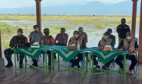 Bupati Semarang, H Ngesti Nugraha saat menyerap aspirasi warga terdampak revitalisasi Rawapening, di Desa Asinan, Kecamatan Bawen, Kabupaten Semarang, Jawa Tengah, Ahad (8/8).