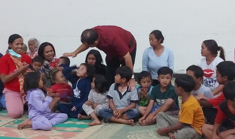  Bupati Semarang, H Ngesti Nugraha, turut menghibur anak-anak dari Dusun Ngaduman dan Dusun Gedong, Desa Tajuk, yang diungsikan akibat kebakaran lereng Merbabu.