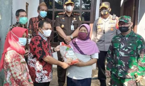 Bupati Semarang, Ngesti Nugraha menyerahkan secara simbolis Beras Bantuan Pemerintah kepada salah satj perwakilan Keluarga Penerima Manfaat (KPM) di Desa Polobogo, Kecamatan Getasan, Kabupaten Semarang, Kamis (29/7). Total sebanyak 42.770 kilogram Beras Bantuan Pemerintah disalurkan kepada 4.277 KPM di seluruh wilayah Kecamatan Getasan.