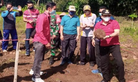 Bupati Semarang, Ngesti Nugraha (paling kanan) memegang umbi porang di sela melakukan panen raya porang di Desa Tukang, Kecamatan Pabelan, Kabupaten Semarang, Jumat (18/6). Menurut bupati, budidaya tanaman porang bisa dioptimalkan di lahan margibal yang ada di daerah